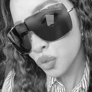 Meet your Posher, Dayira